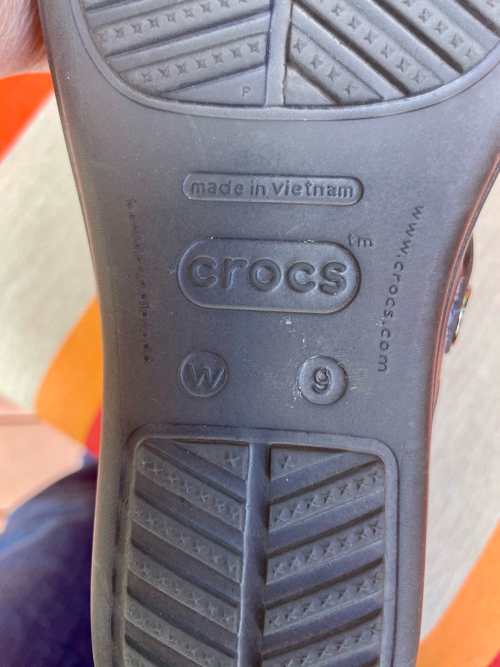 CROCS Brown and Gold  Slip-On Sandals Sanrah BNWOT - Picture 5 of 7